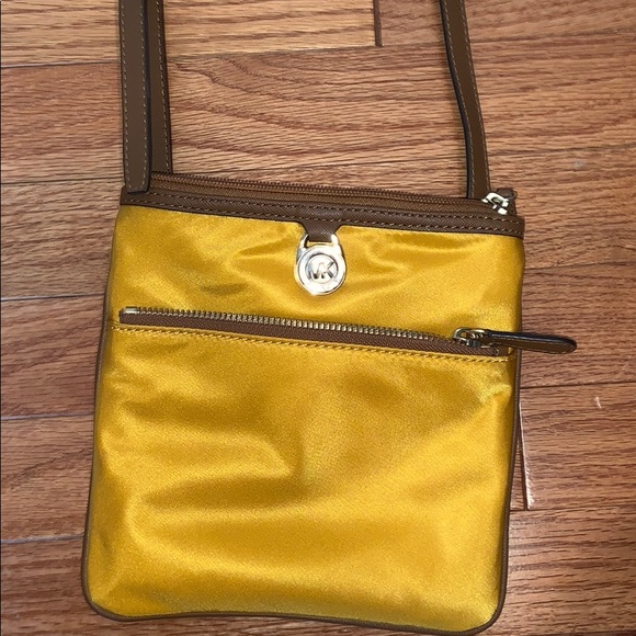 Michael Kors Kempton small crossbody bag - Picture 2 of 5